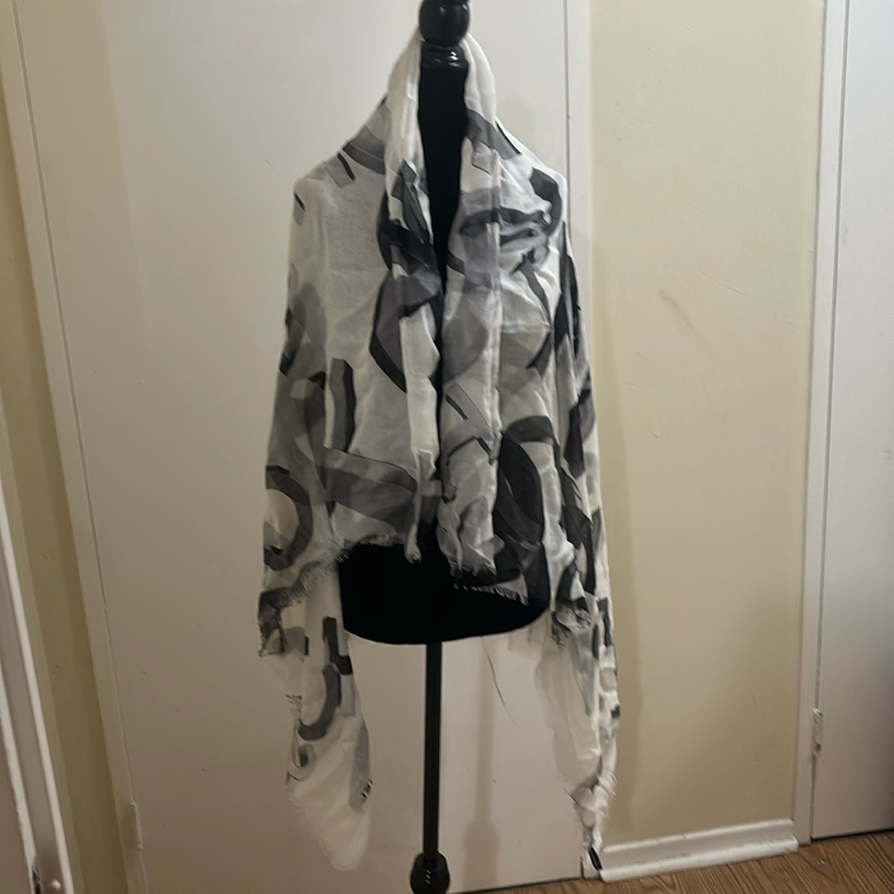 5️⃣0️⃣0️⃣ brand new Authentic Chanel silk and cashmere wrap